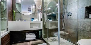 2141 Snow - Hotel Bathroom